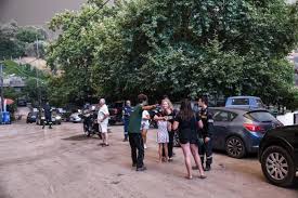 Σε εξέλιξη η φωτιά στην αργολίδα σχεδόν 50 πυρκαγιές σε 24 ώρες σε όλη την ελλάδα για την κατάσβεσή τους, επιχείρησαν συνολικά 919 πυροσβέστες με 352 οχήματα, 26 ομάδες πεζοπόρων τμημάτων, 23 αεροσκάφη και 9 ελικόπτερα. Fwtia Twra Sthn Eyboia Sygklonistikes Eikones Apo Thn Ekkenwsh Sto Kontodespoti E8nos