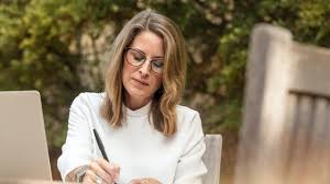 Aparitia bufeurilor sau valurilor de caldura se datoreaza modificarilor hormonale din menopauza, dar este puternic influentata de stilul de viata si medicamente. Bufeurile De Ce Apar Si Ce Solutii Exista Mami Si Copilul