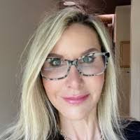 Elizabeth Caviness's Instagram, Twitter & Facebook