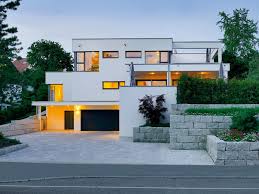 Der Dreigeschossige Kubus Am Hang Orientiert Sich Mit Seinen Klaren Linien Auf Jeden Fall Am Stil Des Legendaren Bauhausstil Bauhausstil Haus Haus Ideen Aussen