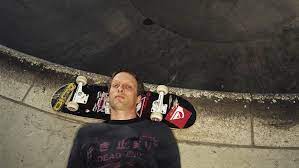 Tony hawk rose to fame as a pro skateboarder before launching his own skateboarding company and a popular video game series. Toni Houk Istoriya Uspeha