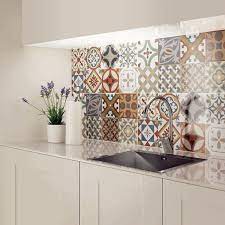 Cozinhas Brancas 27 Lindas Ideias Para Voce Montar A Sua Adesivos De Azulejos Cozinha Azulejos Para Cozinha Adesivo Para Cozinha Adesivo decorativo para a tua cozinha representado com um padrao de azulejos de estilo moderno para revestir as paredes. adesivos de azulejos cozinha azulejos