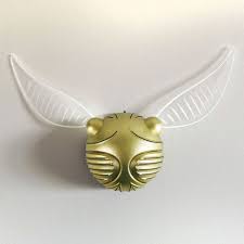 To make these golden snitch cupcakes, we used premade cupcakes. Harry Potter Golden Snitch Wall Light