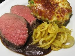 Fleisch Rinderlende Nt Mit Pflaumensosse Rosenkohlgratin Und Kartoffelstroh Rezept Rinderlende Lebensmittel Essen Und Rezepte