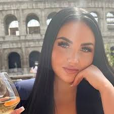 Quería deshacerse de sus enormes pechos, hasta que gracias a ellos pudo  pagar una deuda 140.000 dólares