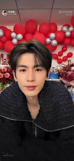 逐玉杀青重回横店的第一个戏，遇到了将军谢征。 烽烟缭绕时，辞家戍边而战。 烽烟散去时，细看烟火人间。 来日再归，忆共守山河。再会