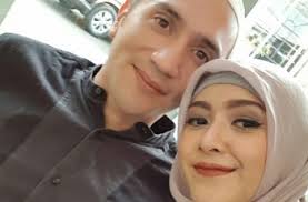Sejak itu, gary terlihat berbeda dengan penampilan lebih religius, meninggalkan kebiasaan lama yang dinilai bisa menambah dosa. 7 Potret Mesra Gary Iskak Dan Istri Bak Sejoli Masih Pacaran Matamata Com