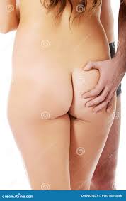 Las Nalgas De La Mujer Desnuda Conmovedora Del Hombre Imagen de archivo -  Imagen de irreconocible, adulto: 49401637
