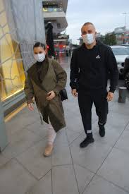 Bir süre sonra da mimar buket büyükdere ile aşk yaşamaya başladı. Gokhan Tore Esiyle Alisveriste Cine5 Tv Magazin