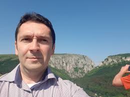 Why are introverts often perceived as rude?