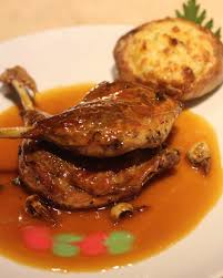 Confit De Canard Ao Molho Laranja E Pimenta Verde Sobre Classicos Que Sempre Impressionam Lebateauivrepoa Lebateauivre C International Recipes Food Pork