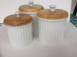 White kitchen canisters with wood lids and white bumps. Stylish Vintage French Style White Ceramic Canister Set With Wooden Lids White Fluted Canisters Prefe Ceramic Canister Set White Canister Set Wooden Canisters