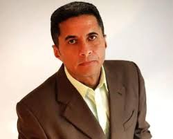 Un día como hoy 27 de diciembre en la cuidad de Caracas, Venezuela, nació  Reinaldo Torcat, apodado “Rey”. Hijo de músicos, cantante, pianista,  arreglista y compositor, sobrino de ese famoso cantante que