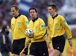 Als schiedsrichter manuel gräfe seine sicht der dinge auch physikalisch zu stützen versuchte, hatte. Graefe Linienrichter Fotos Imago