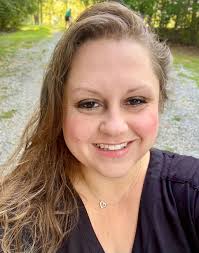 Eva Warren's Instagram, Twitter & Facebook