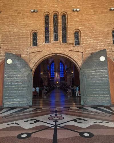 A PORTA SANTA DO SANTUÁRIO NACIONAL DE APARECIDA. A obra do artista sacro  Cláudio Pastro (1948-2016) está localizada na ala Norte da Basílica do  Santuário Nacional de Aparecida. A Porta Santa foi