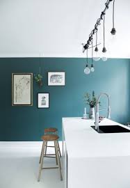 Peinture Bleu Petrole Ilot Blanc Avec Evier Ampoules Sur Cables Et Tabourets En Bois Couleur Peinture Cuisine Decoration Salle A Manger Deco Salle A Manger