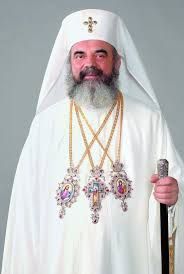 Patriarhul bisericii ortodoxe române, preafericitul părinte daniel, a fost decorat joi de preşedintele klaus iohannis cu distincția steaua româniei în gard de colan. Patriarhul Daniel Minune La Tribunal Cum A ScÄƒpat Preafericitul De Cele Rele Spynews Ro
