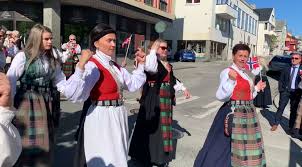 Vi syr for deg i kristiansund. 17 Mai Kristiansund Bli Med Inn I Bunadsgeriljatoget