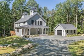 One of the most popular styles, a post and beam log home uses full logs as a structural support providing a natural log surface inside and outside the fewer logs are used compared to a full scribe style, making these homes more cost effective. Post Beam Homes Yankee Barn Homes