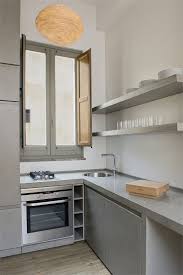 Cocina Con Microcemento En Estantes Encimera Y Mueble En Color Plata Microcemento Microcemento Alisado Muebles De Cocina