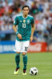 Rusya'nın ev sahipliğinde gerçekleştirilecek olan 2018 dünya kupası öncesinde alman milli takımı'nda mesut özil şoku yaşanıyor. Mesut Ozil Of Germany In Action During The 2018 Fifa World Cup Russia Sports Jersey Design World Cup World Football