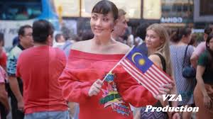 Mengisahkan aziz, seorang ahli perniagaan yang berjaya namun menghadapi konflik dalam kehidupannya. Fasha Sandha Sebagai Murni Dalam Drama Mawar Murni By Vza Production