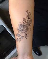 Tatuagem De Rosas 123 Ideias Incriveis Para Voce Se Inspirar Para todas as idades, a rosa e um dos desenhos de tatuagem mais populares que voce pode fazer. tatuagem de rosas 123 ideias incriveis