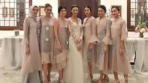 Kehebatan anne avantie dalam mengkreasikan idenya ke dalam bentuk busana sudah tidak butuh diragukan lagi. Model Kebaya Brokat Versi Desainer Terkenal Indonesia Cantik Cantik Banget