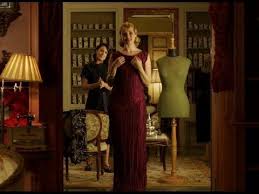 El Tiempo Entre Costuras Sira Le Hace Un Falso Delphos De Emergencia A Rosalinda Fox Youtube Vestidos Boda Invierno Tiempo Entre Costuras Vestidos Flapper