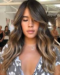 Él tiene los ojos castaños y el pelo castaño. 50 Best And Flattering Brown Hair With Blonde Highlights For 2020