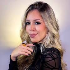 Laura Luis 🦋 (@lauraluismakeup) 正在直播