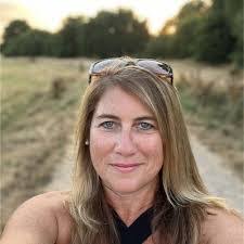 Donna Agar's Instagram, Twitter & Facebook