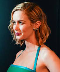 This Is How You Get Emily Blunt S Perfect Waves Blunt Hair Great Hair Medium Long Hair