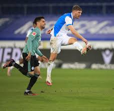 Nach der rückkehr aus bielefeld, wo die mannschaft mit 0:1 verlor, kam es an der schalke arena zu wüsten szenen. Konigsblau In Die Zweite Liga Abstieg Des Fc Schalke Ist Besiegelt Welt