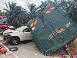 Pemakaian tali pinggang keledar di kalangan penumpang kenderaan yang terlibat dalam kemalangan maut di malaysia. Dua Maut Nahas Tiga Kenderaan Di Muar