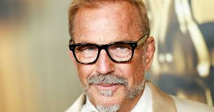 Kevin Costner spędza czas z tajemniczą kobietą po rozwodzie, po podzieleniu  się przemyśleniami na temat finału Yellowstone : r/YellowstonePN