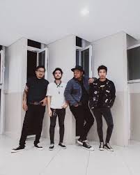 Kumpulan lagu last child, segera download aplikasi ini. Harus Berpisah Karena Jarak Last Child Suguhkan Lirik Ketidakrelaanku