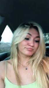 Danielle Clinton's Instagram, Twitter & Facebook