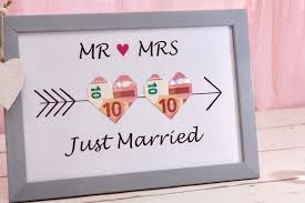 Just Married Picture Frame For Wedding With Armor Arrows Geschenkideen Hochzeit Geschenk Geld Geldgeschenke Hochzeit Bilderrahmen Geldgeschenke Hochzeit Basteln