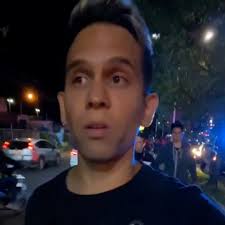 En ese momento, jara cubrió al «chacal» con un saco para posteriormente reducirlo entre ambos locatarios. Detuvieron Al Youtuber Alfredo Valenzuela Durante Un Operativo En Zapopan Contra Arrancones Infobae