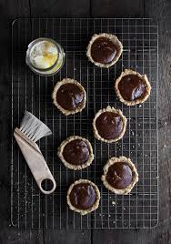 Tarte Au Sirop D Erable A L Ancienne Croute De Noix Pralinees A L Erable Trois Fois Par Jour Recipe Food Food Processor Recipes Butter Pie