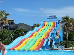 Acquapark è una storia di passione per la magia dell'acqua e degli acquascivoli, che unita alla scienza del nostro metodo di lavoro collaudato in oltre 30 anni, ci permette di offrire servizi integrati che garantiscono al tuo progetto le massime prestazioni in termini di sicurezza, design e affidabilità. Aguamar Water Park Ibiza Spotlight
