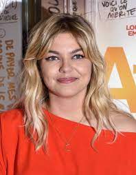 La jeune femme de 24 ans, révélée dans the voice en 2013, a fait du chemin. Louane Fait De Tendres Confidences Sur La Maternite Et Sa Fille Esmee Elle