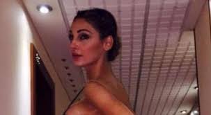 Nell'immagine, la cantante indossa un vestitino che mozza il fiato, con tanto di minigonna che mette in mostra le gambe in primo. Anna Tatangelo Super Sexy Scatti Sensuali Su Instagram