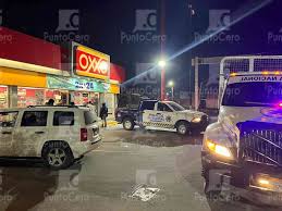 📸: Galería #Salamanca Al sistema de Emergencias 911 llegaron varios  reportes que en el Oxxo ubicado en las calles Salamanca esquina con  cazadora, se registraron detonaciones arm&$@ de fuego, todo parece indicar