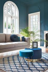 Salon avec mur en bleu canard et canapé en bleu pétrole, source west elm. Bleu Canard Les 50 Meilleures Associations De Couleurs