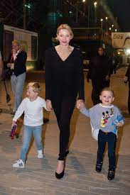 When charlene was a child, her family moved from zimbabwe to south africa where she received her early education and also developed a keen interest in swimming. Pin Von Ene Mari Roux Auf Princess Charlene Prinzessin Charlene Furstin Charlene Charlene Von Monaco
