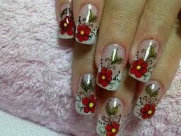 Jun 30, 2021 · todas las mesas estaban decoradas con jarrones de cristal llenos de flores de todos los colores y especies, al igual que el ramo de novia de sabina y los centros que decoraron el sencillo altar de. Flores Arte Floral En Unas Manicura De Unas Arte De Unas De Pies