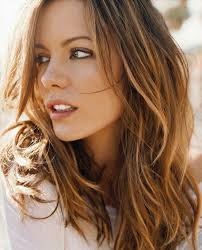 Warm Brown With Blonde Highlights Kate Beckinsale Kate Beckinsale Hair Hair Beauty